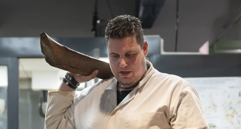 Martijn Guliker aan het uitleggen in het Dinolab