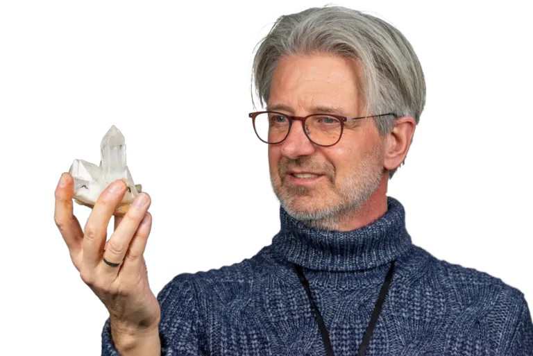 Rob met een stuk bergkristal in zijn hand